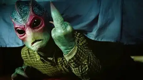 小男孩能看见伪装的外星人!美剧:外星居民