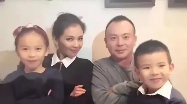 刘涛晒全家福她44岁细嫩像少女小2岁老公头顶秃秃像老头