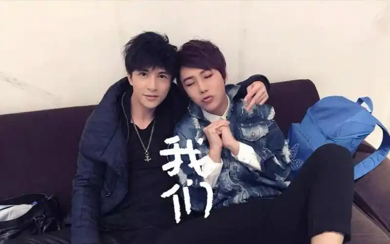 同样于10月15日晚播出的《蒙面唱将猜猜猜》,薛之谦与刘维同时出现在