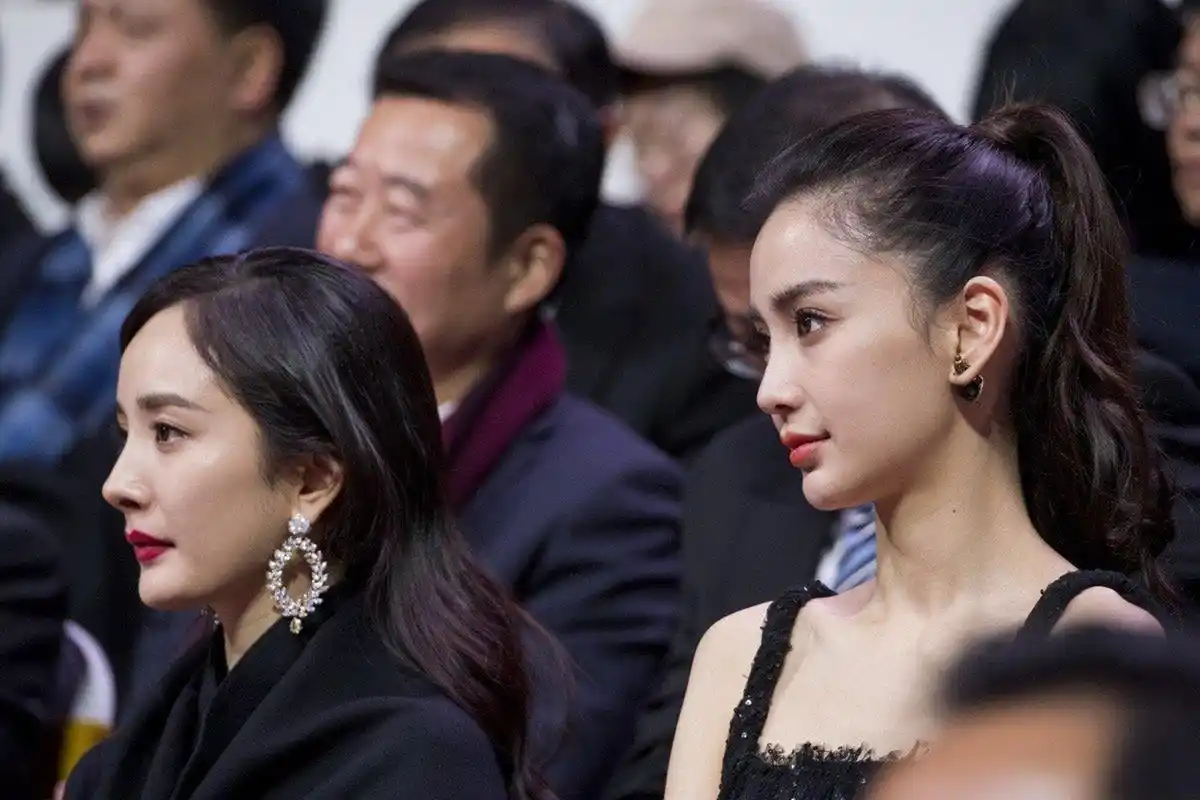 杨幂和杨颖baby的怼脸侧颜生图,现在看,杨幂还不如杨颖baby耐看[思考]