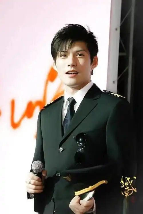 在我心目中严屹宽一直是top1,最近刷到他在上海看天花板的照片,这么多