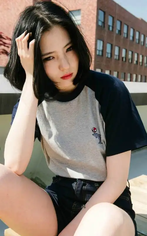 短发红唇网红运动型漂亮美女手机图片