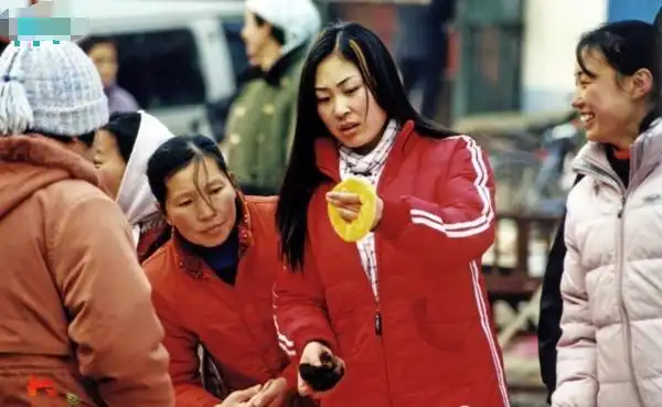 十年前农村进城赶集的罕见老照片,第四张满满的都是青春的回忆!