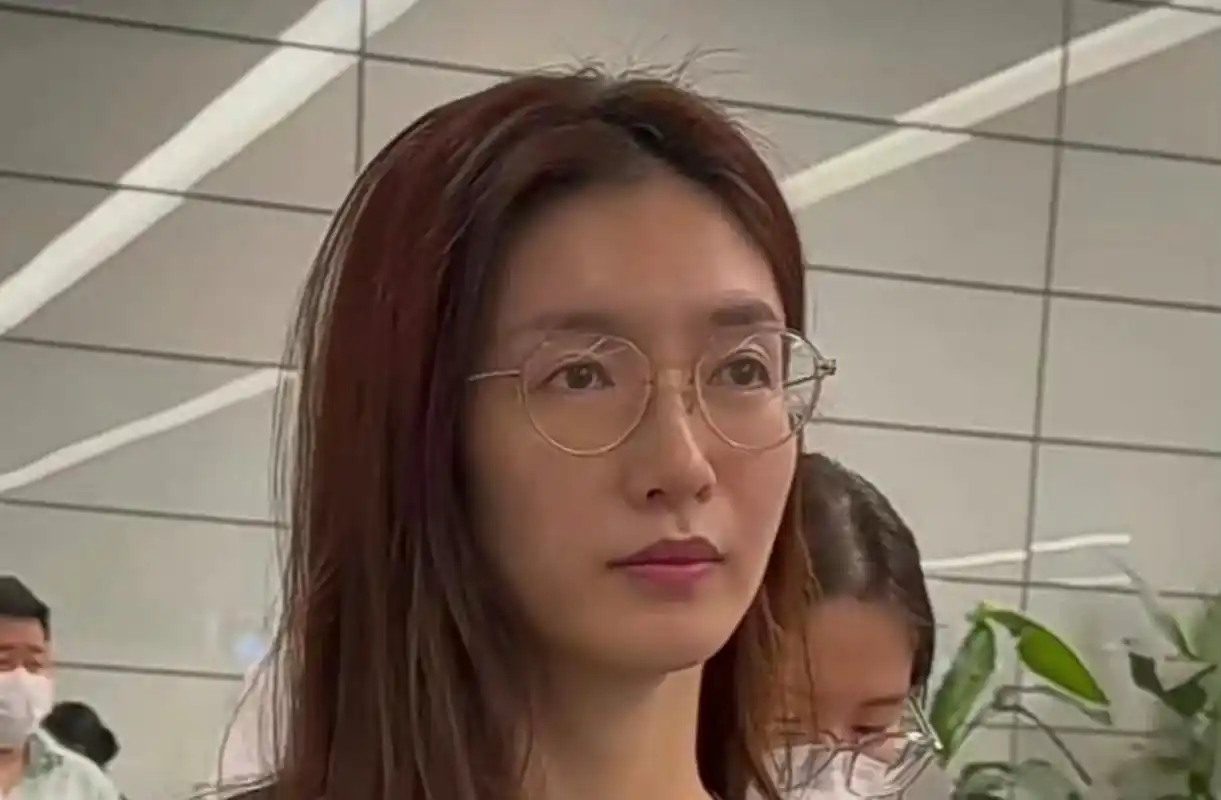 江疏影素颜照! 终于理解王传君说的平庸了.