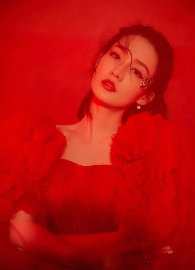 李沁新年贺图红色轻纱礼服性感飘逸