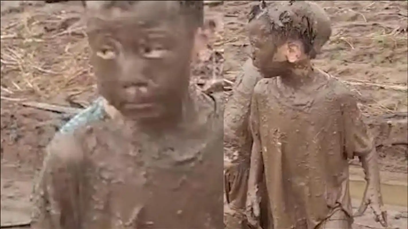 俩熊孩子玩泥巴成泥人,从头到脚全身都是泥,妈妈看后当场崩溃.