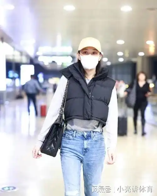 张馨予现身上海机场 休闲装扮简约舒适