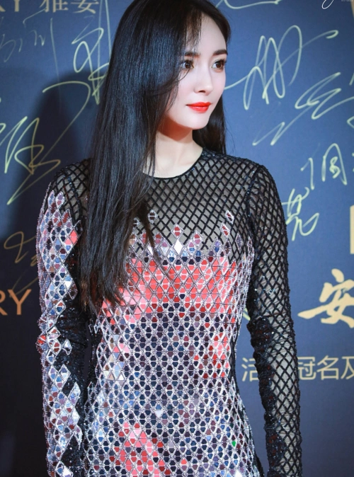 杨幂仗着身材好,将"渔网袜"当上衣,看清效果后,直男疯狂点赞