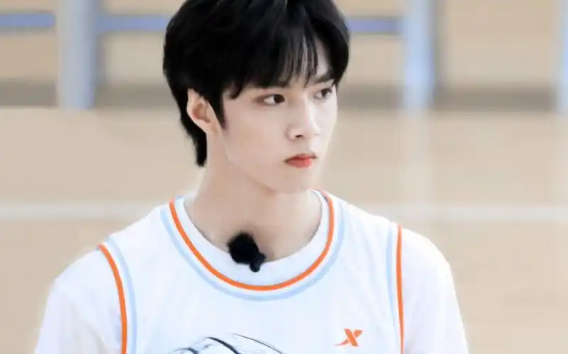 【刘耀文】谁还没看过男高打篮球?一整个被帅哥吸引住了!