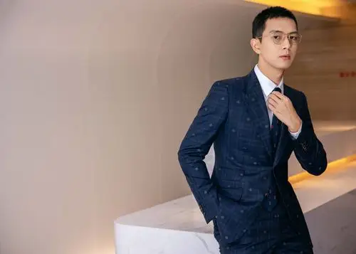 李现印花西装出席颁奖典礼 再度获颁年度品质艺人