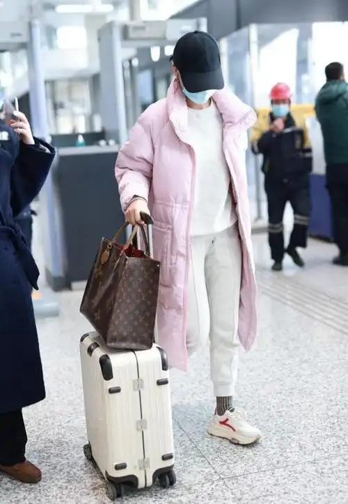 叶一茜机场穿搭接地气,粉色羽绒服搭配卫衣套装,丝毫没有明星味