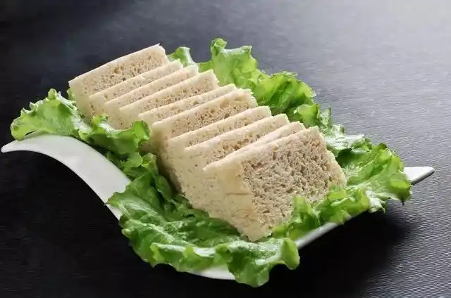 武当山冻豆腐十堰很多人不爱往火锅里下鱼,可能是觉得剔刺太繁琐.