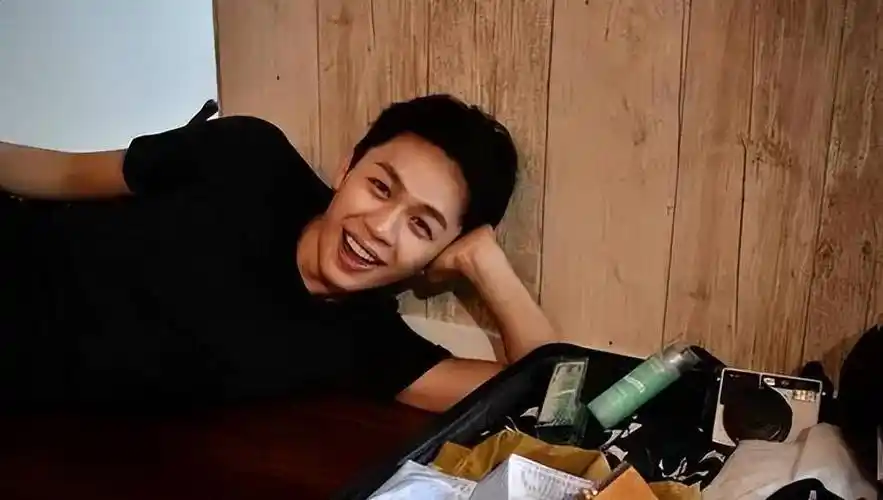 李鸿其展示与王紫璇恋情,拒绝被定义为普通男友!_表演_电影_成为了