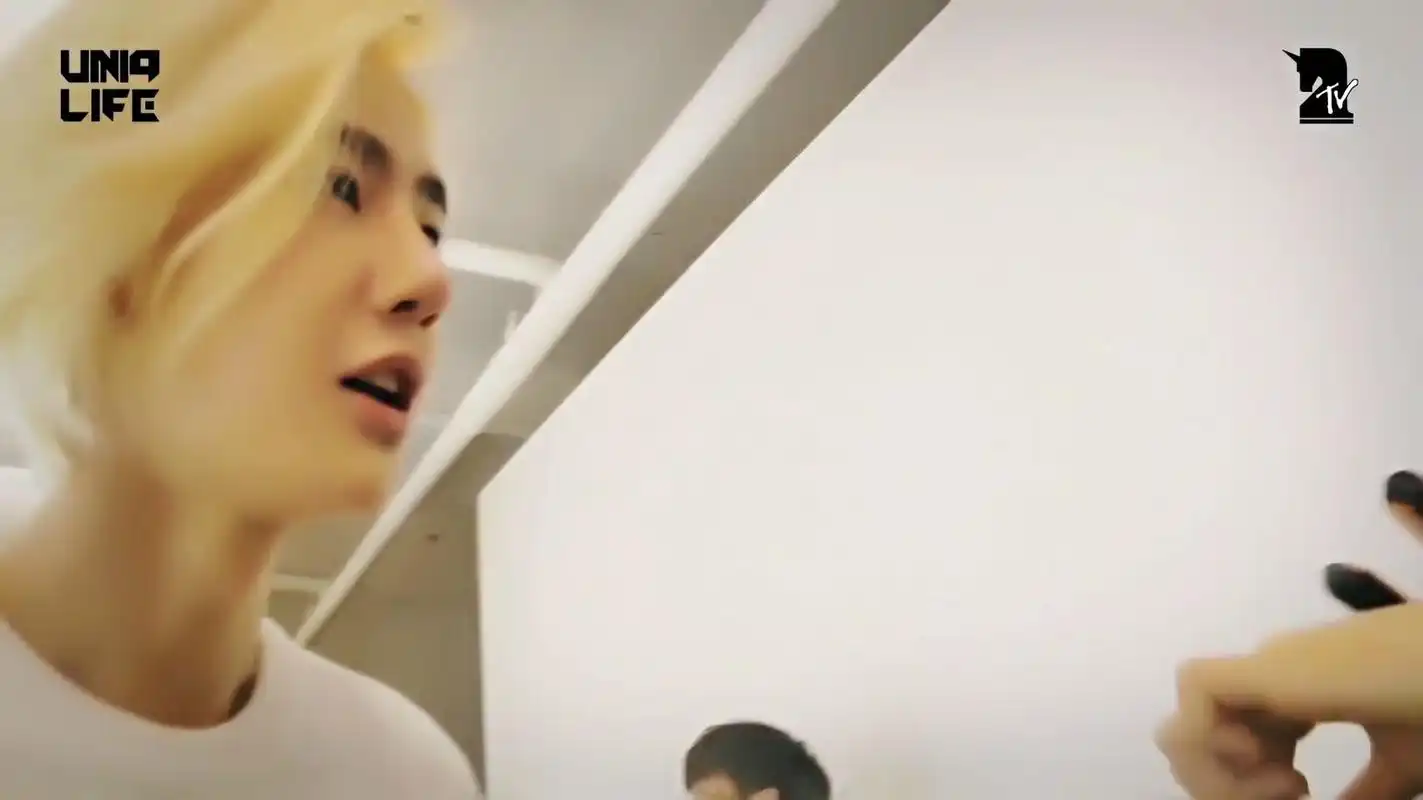 [王一博][分享]200227 甜甜的那年今日| 金发小王子每一张都是画报