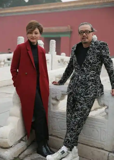 今天(11月24日)是西方的感恩节,张延在微博晒出与老公"傅老大"张锦程