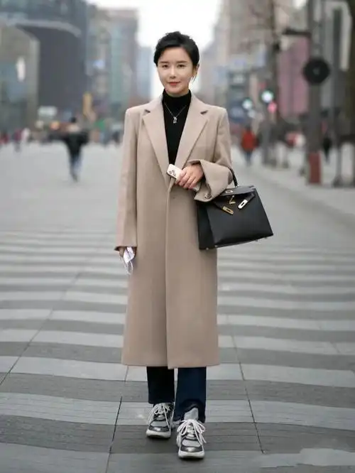 最近杭州的街拍达人们就用一种非常酷的穿搭方式引起了广泛的热议