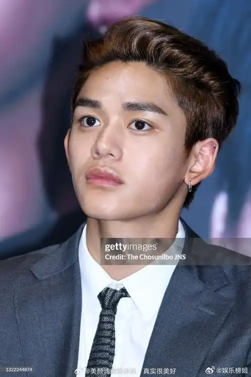 黄旭熙g社生图#黄旭熙solo出道曲出来了,来看看黄旭熙g社生图,lucas