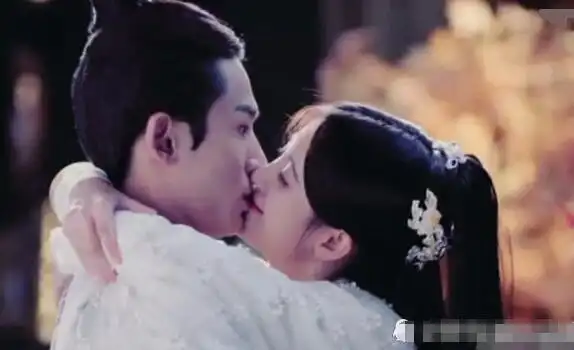 鞠婧祎的四个甜蜜接吻画面前三个都是闭着眼睛唯独第四个睁眼