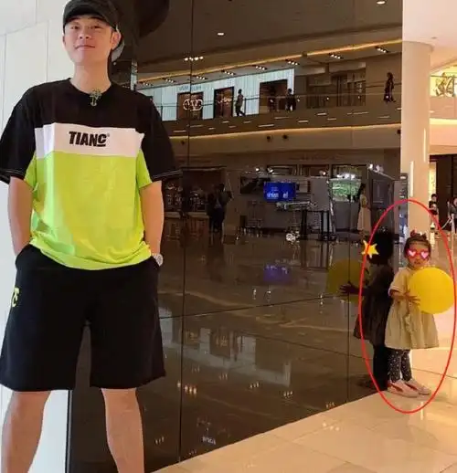 陈赫晒老婆张子萱视角秀恩爱称:有女儿后每天都是儿童节