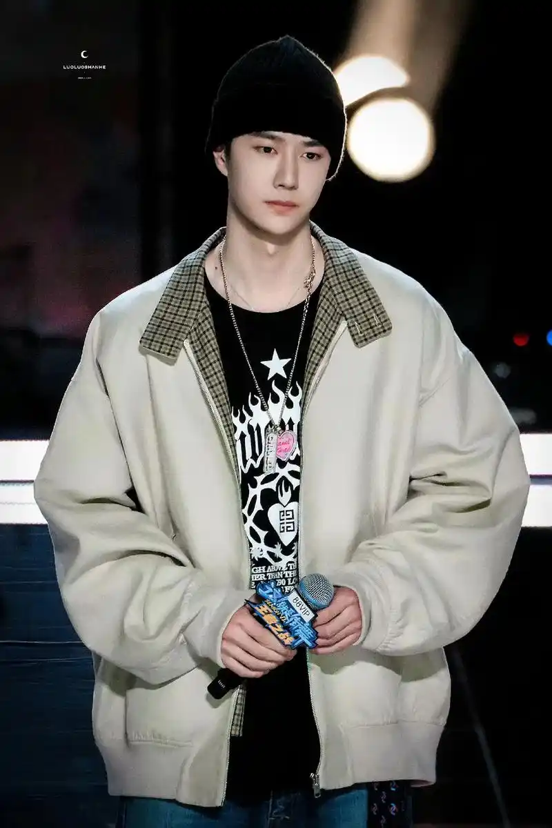 这是要集齐所有颜色的美妆蛋嘛#王一博 #这就是街舞王一博 # - 抖音