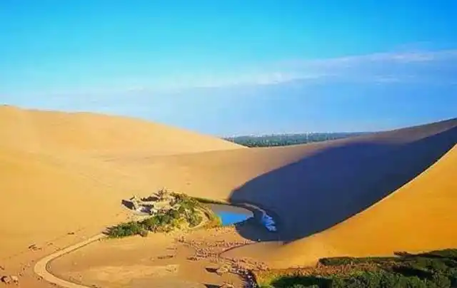 沙漠中的奇迹,敦煌月牙泉的水为什么不会消失?全靠人工来补水