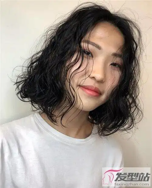 短发女生复古烫发 泡面头小爆卷超美_发型站_最新流行发型设计发型