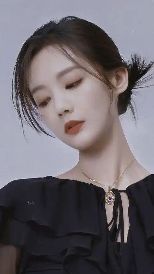 李一桐黑色蓬松长裙优雅写真