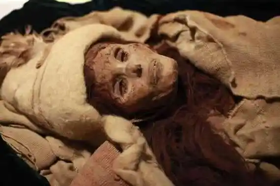 2003年新疆罗布泊发现古墓专家开棺见女性干尸太漂亮了