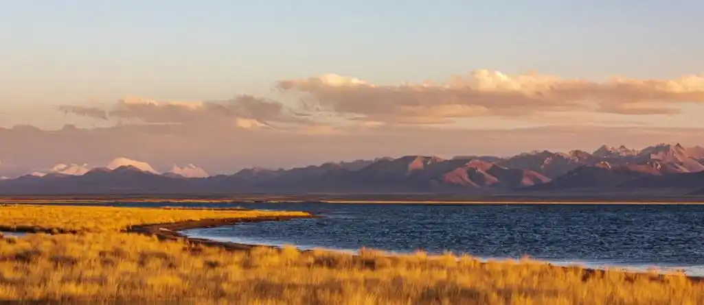 国内又一列旅行专列通车,雪山,戈壁,沙漠…一路朝圣