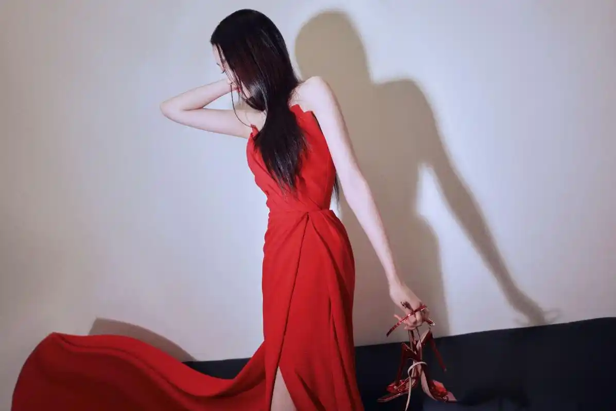 关晓彤美绝了!性感吊带开叉红裙裸足妖娆,嫩白美腿香肩撩人心魄