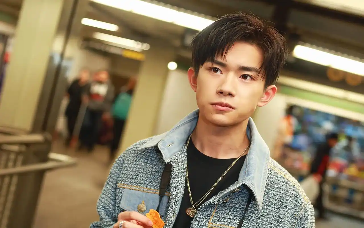 易烊千玺街拍写真帅气图片桌面壁纸