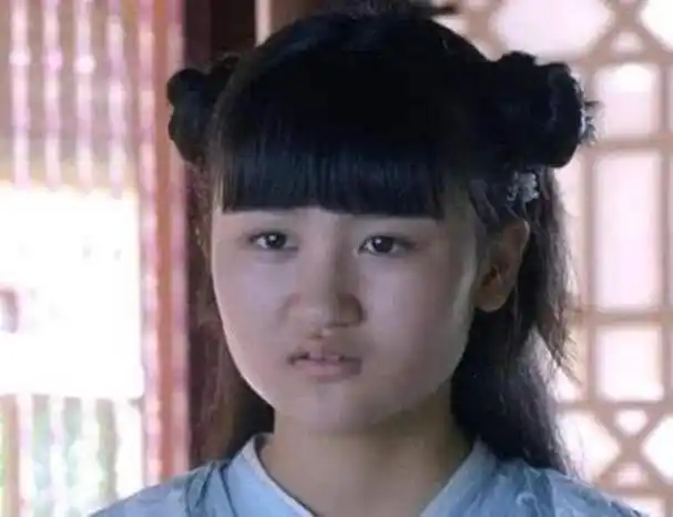 较宽,眼睛肿胀,鼻子也变大了,她竟然就是当年备受瞩目的童星陆子艺