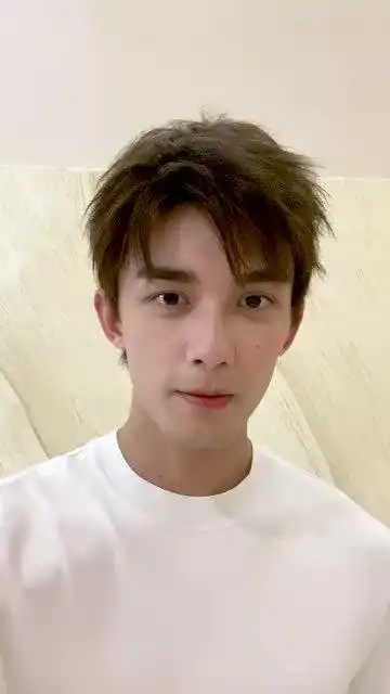 吴磊微博晒出自拍视频,生图yyds状态太好了