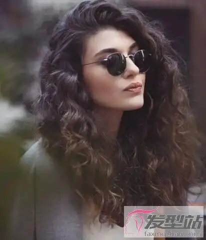 复古风长卷发发型成熟大气散发女人味