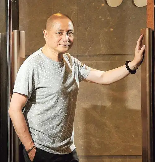 汤镇业个人资料简介:50岁迎娶25岁小娇妻,一生6个子女,65岁依然在影视