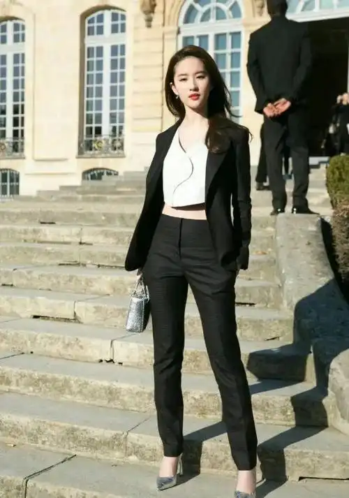 刘亦菲这身材气质绝了!老土刻板的职业装,她穿都高级了