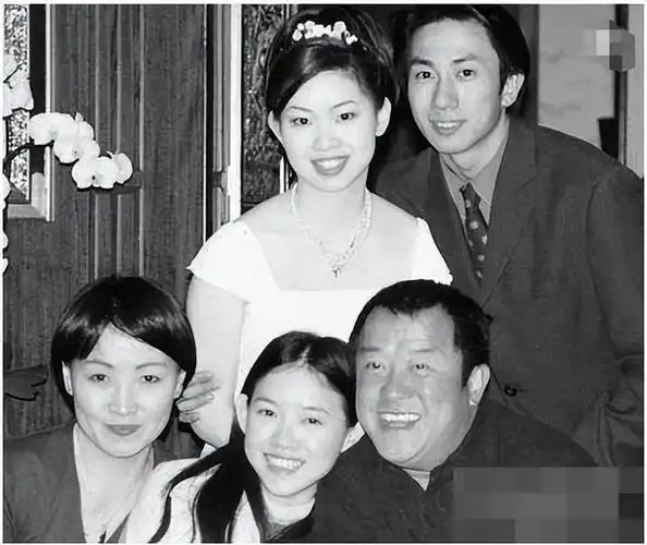 曾志伟的孩子们:一个导演,一个败家,一个远嫁,一个50岁未婚!