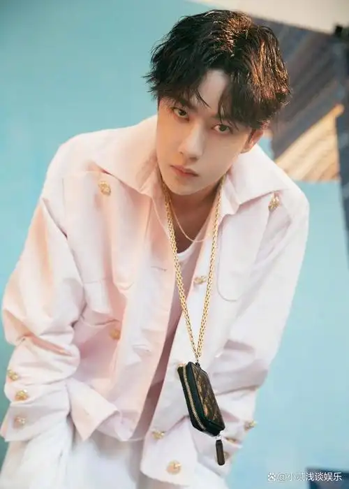 无数包围他的海外粉丝热情如火,王一博的名字在空中轰鸣.