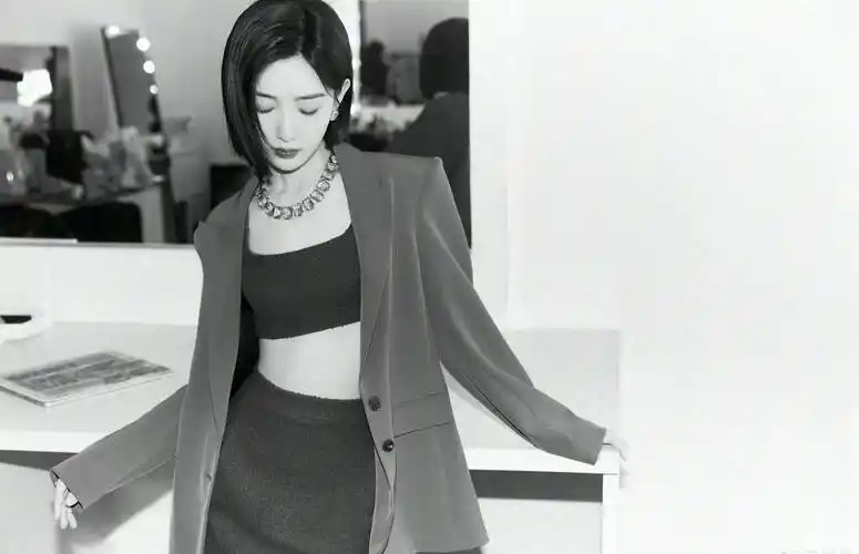 毛晓彤抹胸装短裙大长腿性感写真_短裙_写真_毛晓彤