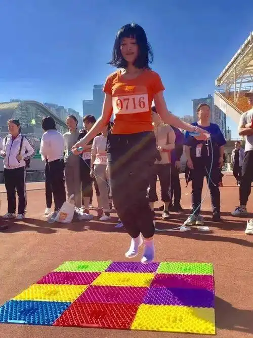 指压板上跳绳,就想知道你痛不痛