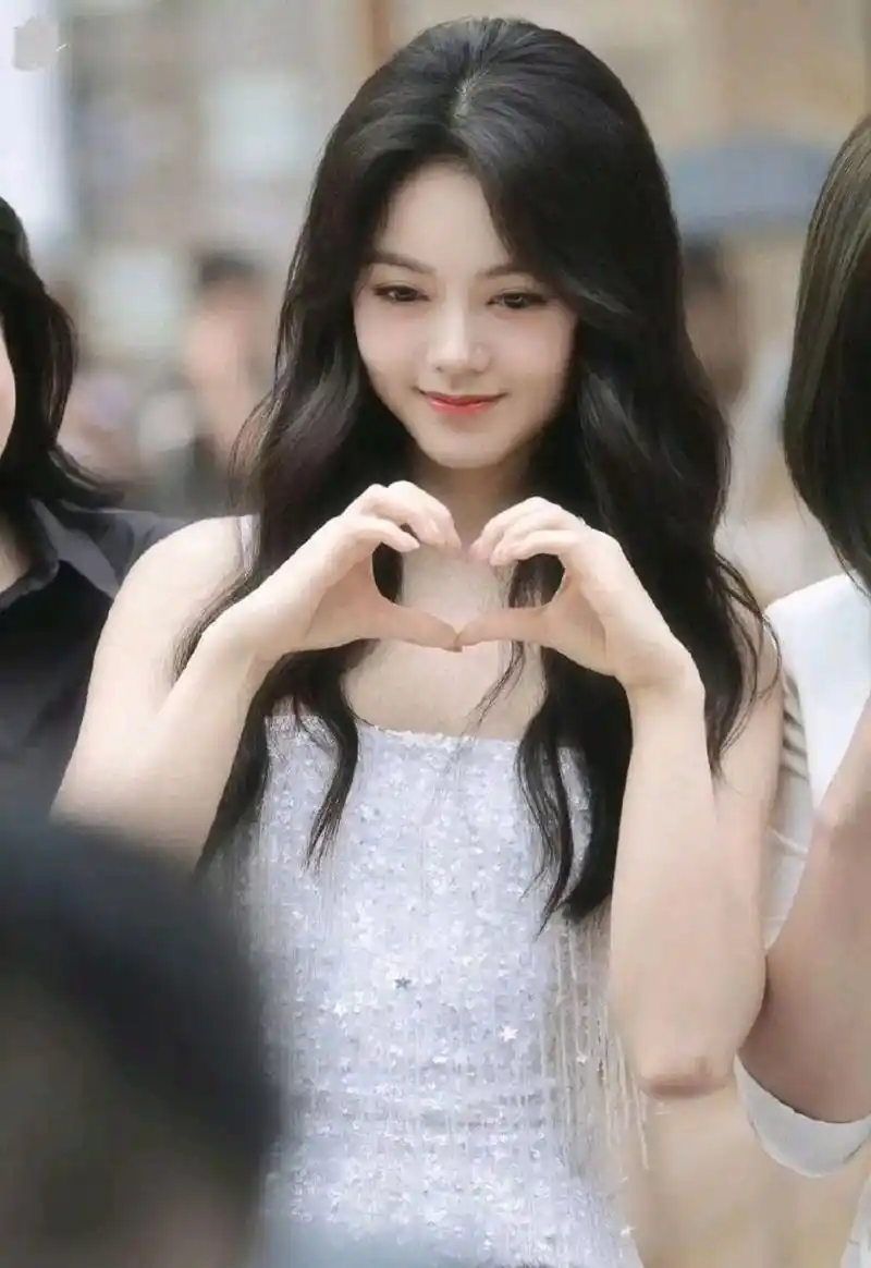 赵今麦生图:白色抹胸超短裙性感迷人,年仅20岁满满的熟女风  许久不见