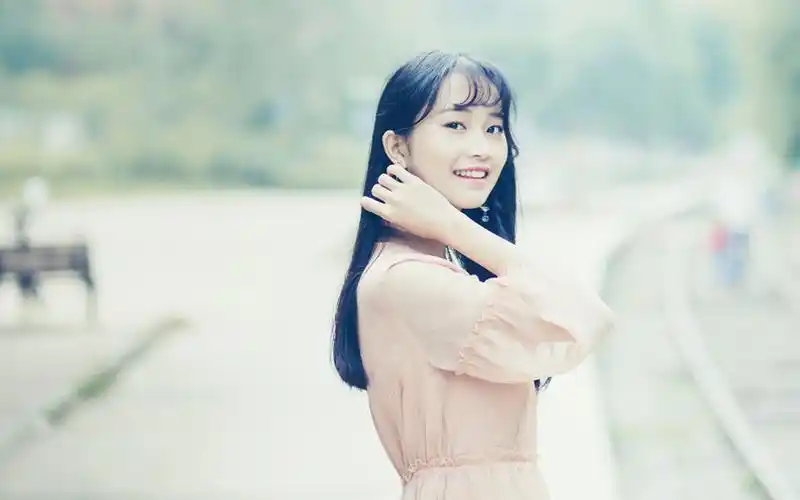 优雅迷人的长发女生长裙户外写真