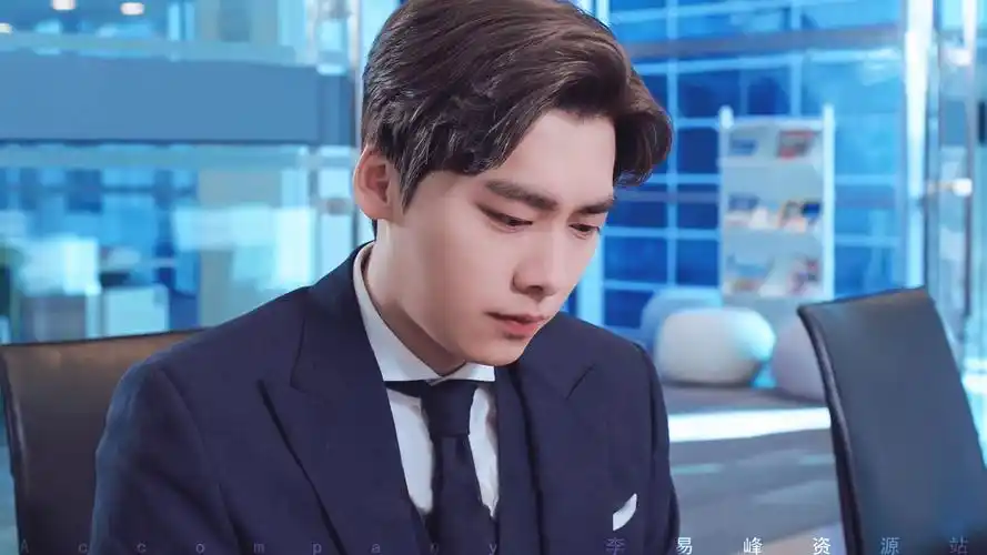 李易峰觉得自己爱调节气氛,回看与王源千玺的互动,满脸不可思议