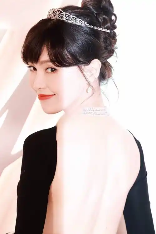 唐嫣真赫本公主惊艳全场,一袭黑色露背礼裙太美了吧!_礼服_造型_舞台