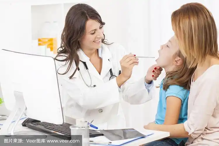 儿科医生给小女孩做检查