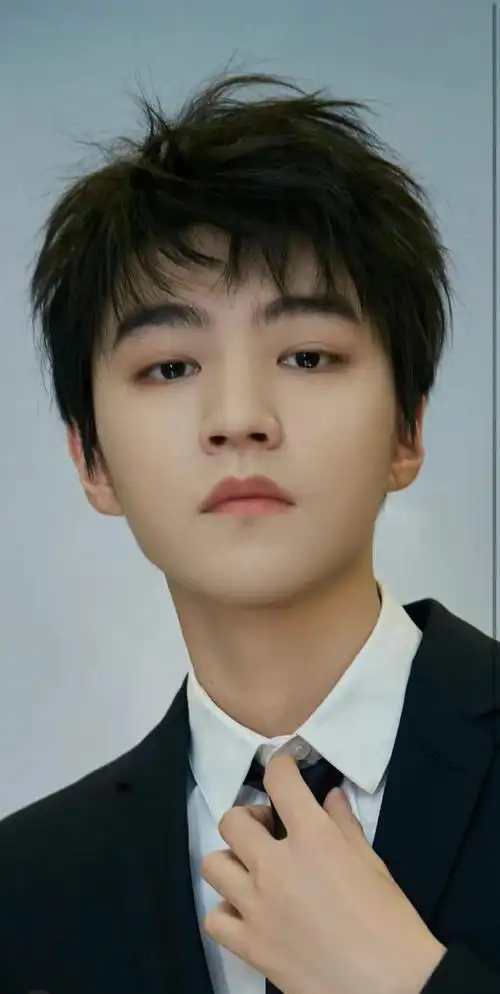 眼睛深邃迷人 五官精致一整个被帅到妥妥的小说男主!