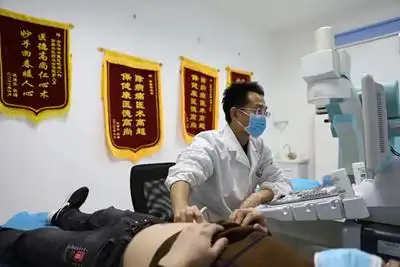 图为泌尿外科—贾黎华医生通过b超检查明确结石位置 体外冲击波碎石术