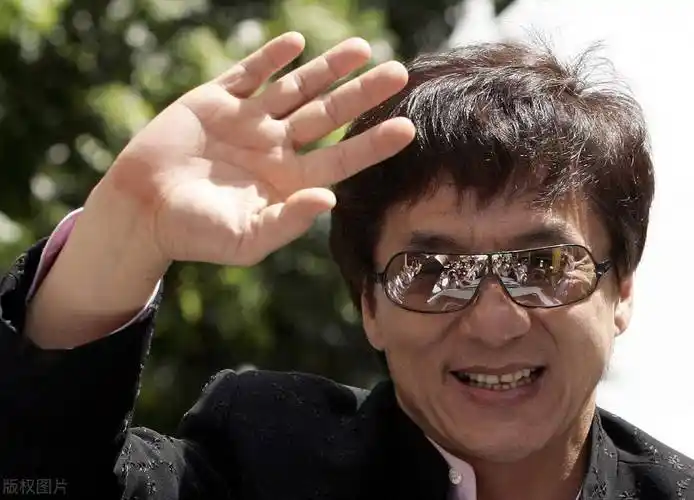 成龙断崖式衰老白发苍苍显尽老态网友泪目无法接受