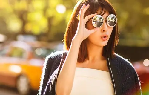 演员甘露俏皮吹口哨 街拍赢在腿的气质