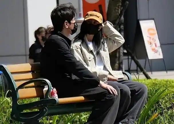 高圆圆隔着口罩也要当街亲吻老公,赵又廷弯腰十分配合